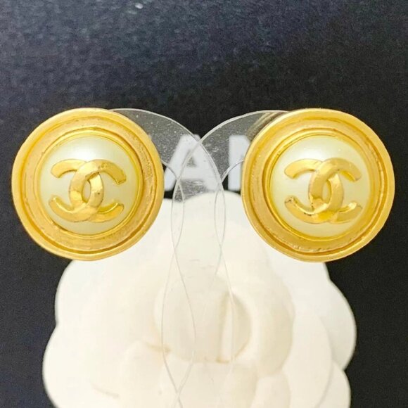 CHANEL CC Logos Pearl Clip-On Earrings Gold Tone 95P Auth #4948